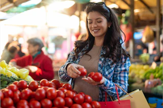 Pregnant Woman choosing vegetables - Healthy Pregnancy Weight Gain